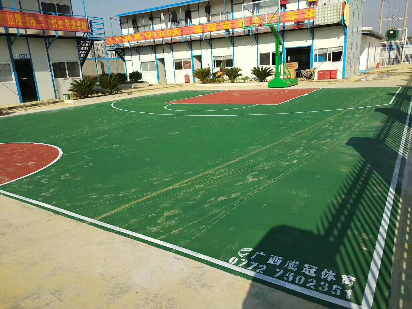 最便宜的球場材料丙烯酸.jpg