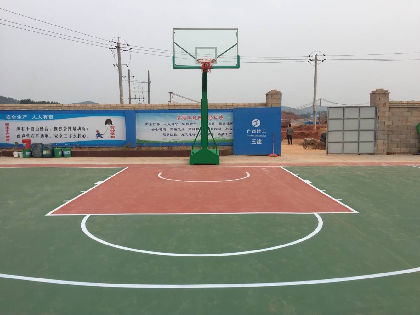 廣西建工集團(tuán)五建項(xiàng)目部工地塑膠球場最便宜的球場材料.jpg
