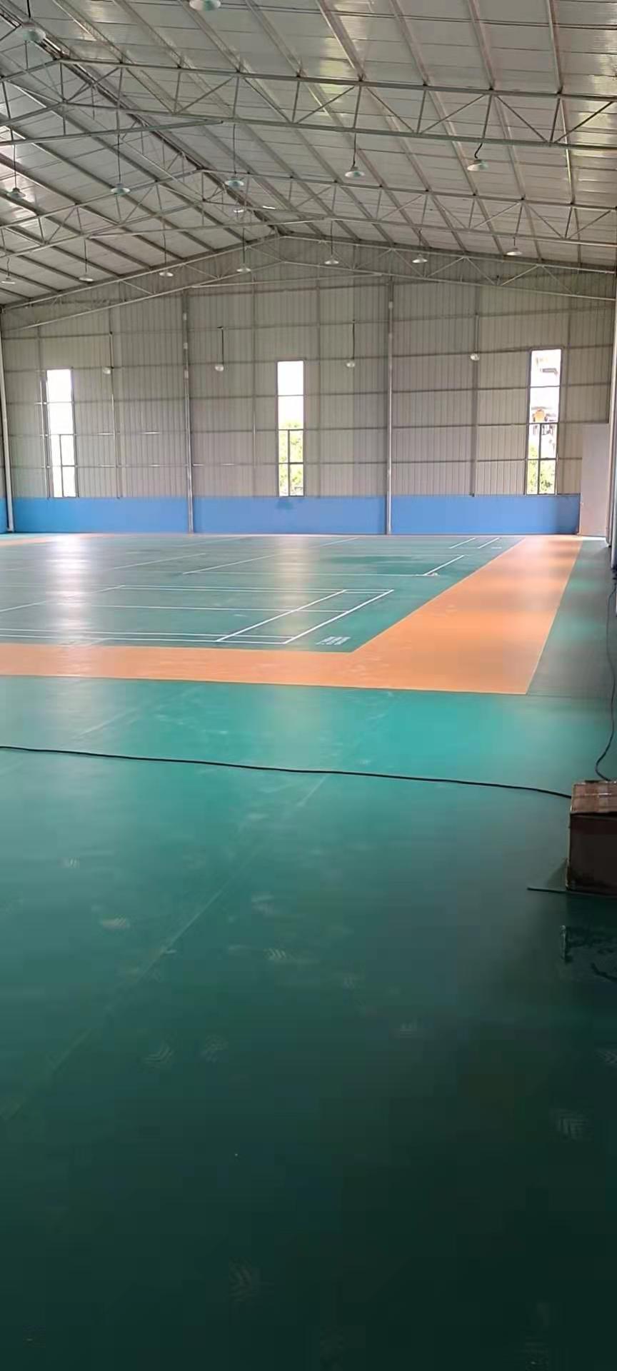 廣西賀州信都高峰桂山人造板公司體育館舞臺木紋pvc運動地板氣排球場寶石紋pvc地膠墊鋪設(shè)