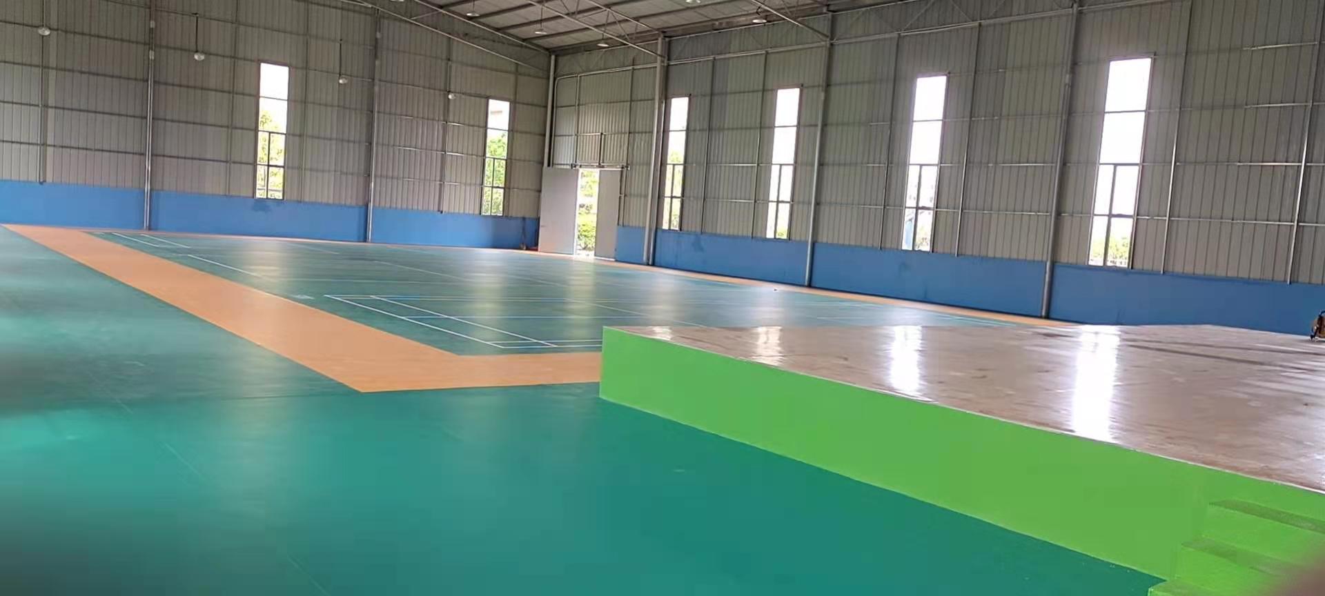廣西賀州信都高峰桂山人造板公司體育館舞臺木紋pvc運動地板氣排球場寶石紋pvc地膠墊鋪設(shè)