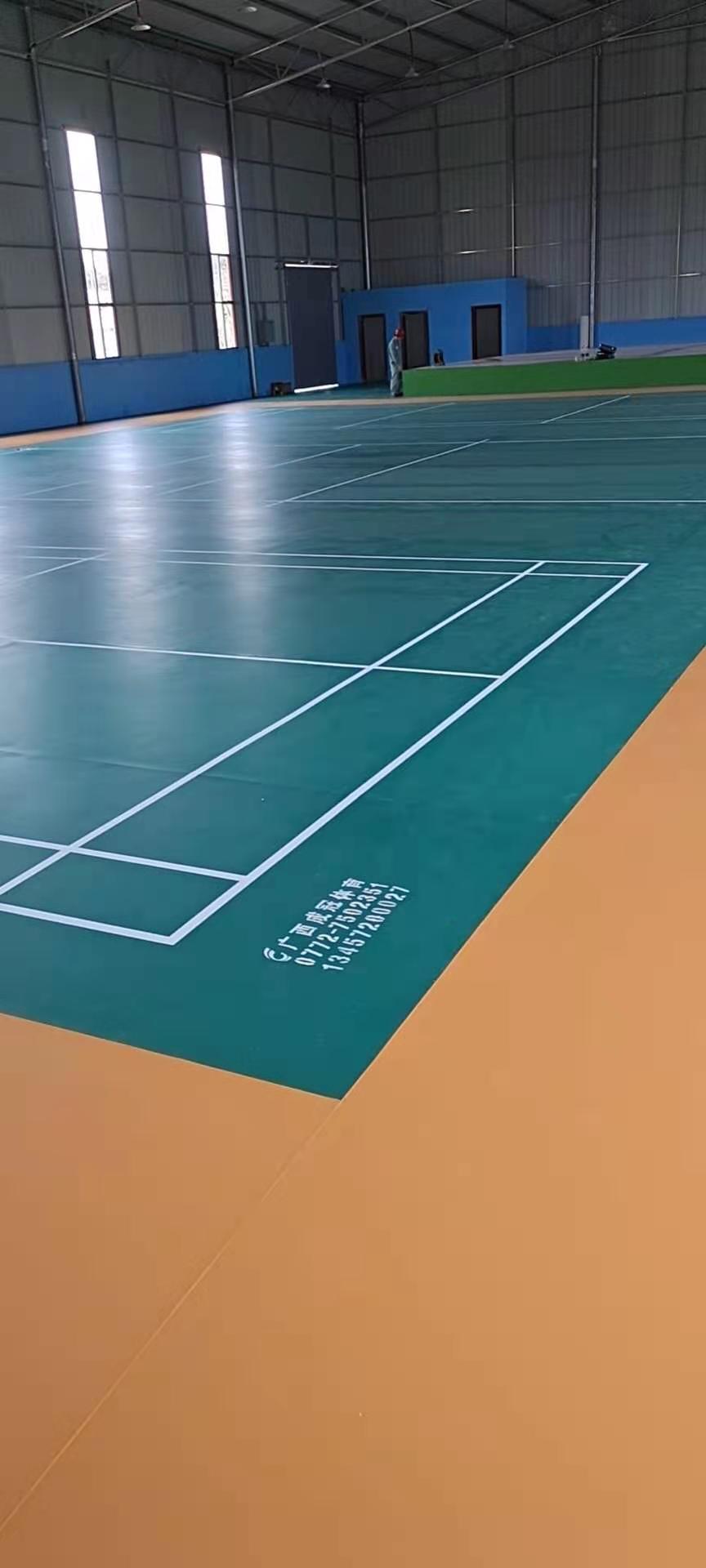 廣西賀州信都高峰桂山人造板公司體育館舞臺木紋pvc運動地板氣排球場寶石紋pvc地膠墊鋪設(shè)